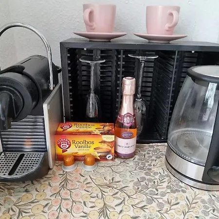 Private With Large Bed -netflix And Projector Homestay