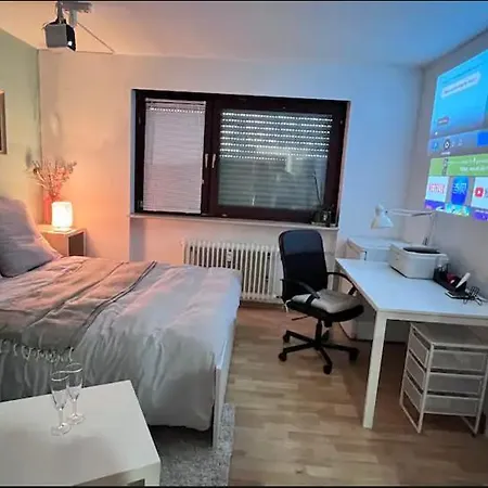 Private With Large Bed -netflix And Projector Frankfurt am Main