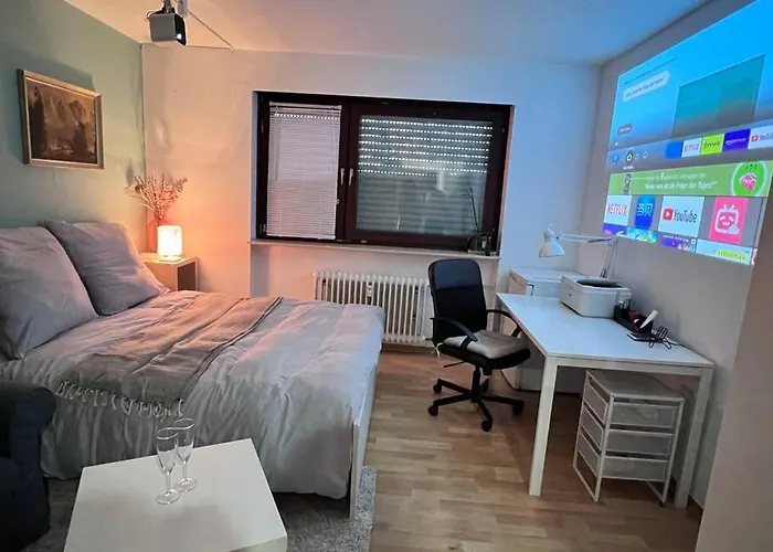 Private With Large Bed -netflix And Projector Homestay *