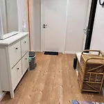 Private With Large Bed -netflix And Projector *