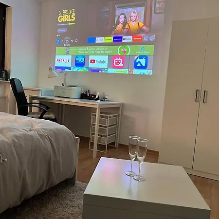 Private With Large Bed -netflix And Projector Quarto em Acomodações Particulares Frankfurt am Main